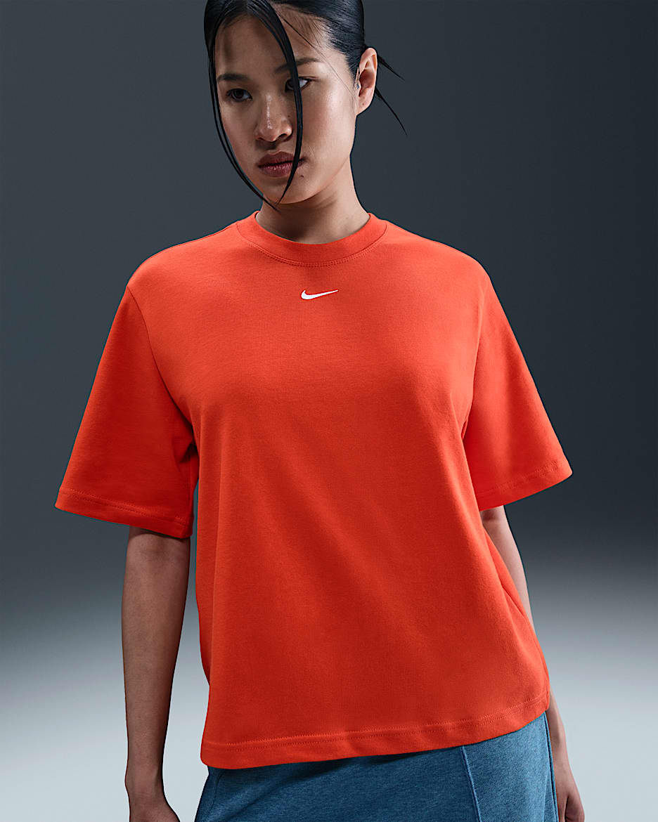 ★ Nike★ Sportswear Essential LBR T-shirt W Black White FD Nike Women's Sportswear Essentials Logo T-Shirt Black/White